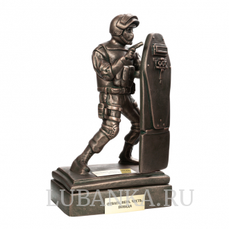 Боец спецназа со щитом на подставке